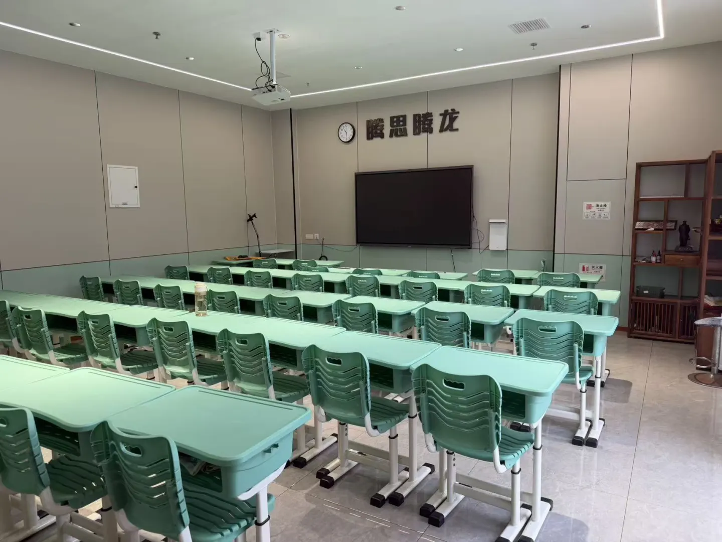 腾思腾龙标识下的教室与整齐排列的课桌